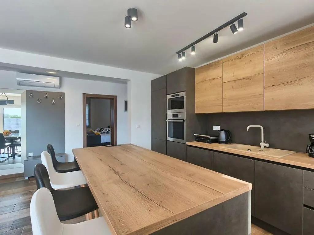 Villa Ani Comfortable Holiday Residence Sisan