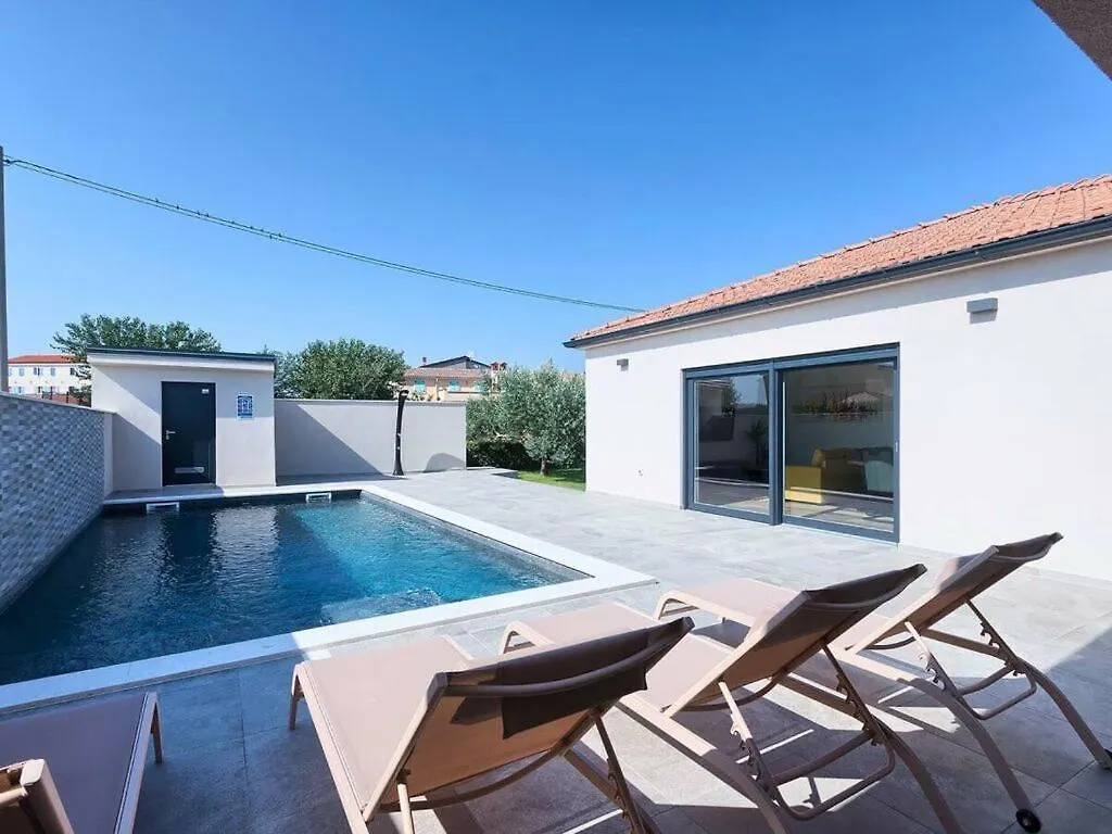 Villa Ani Comfortable Holiday Residence Sisan