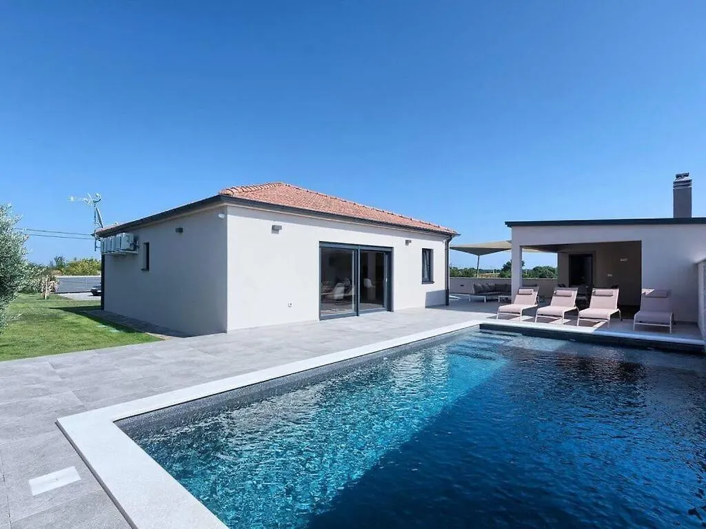 Villa Ani Comfortable Holiday Residence Sisan