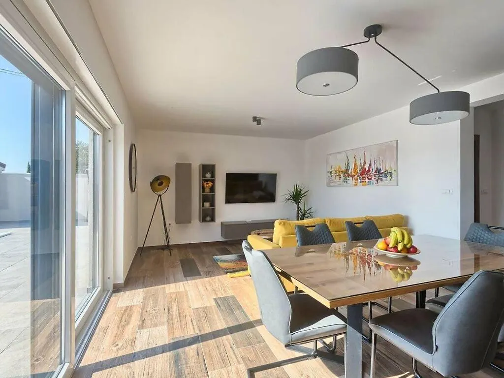 Villa Ani Comfortable Holiday Residence Sisan