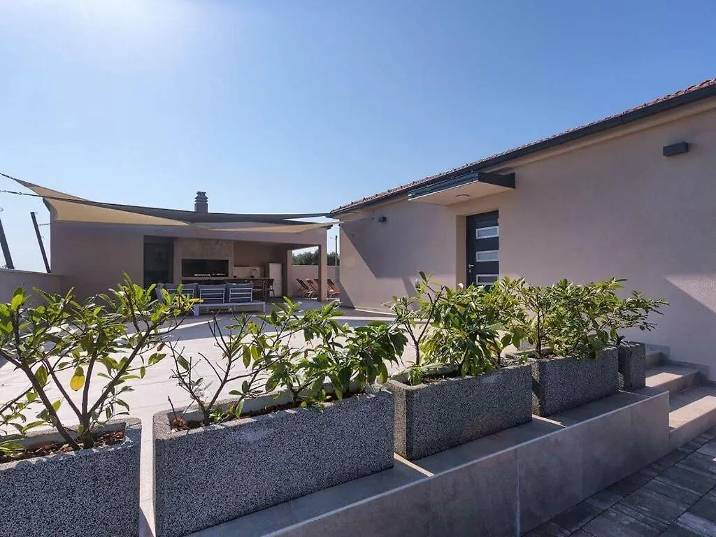 Villa Ani Comfortable Holiday Residence Sisan