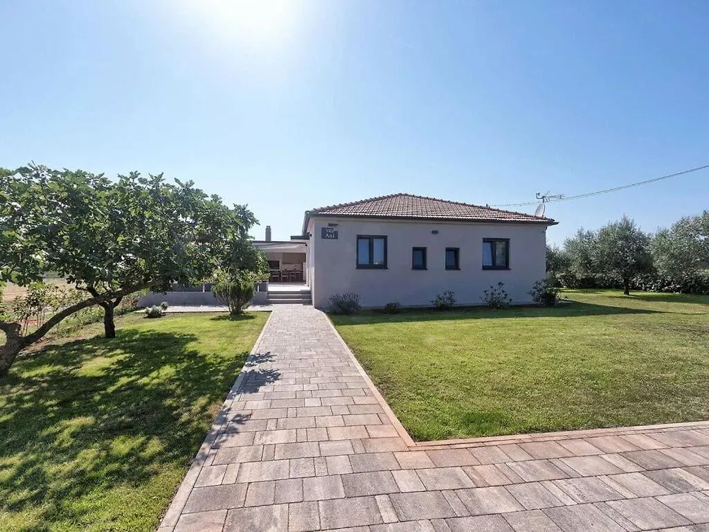 Villa Ani Comfortable Holiday Residence Sisan